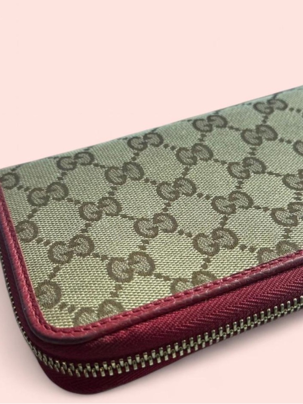 Gucci GG Zip Around Wallet With Red Trim - Picture 3 of 3
